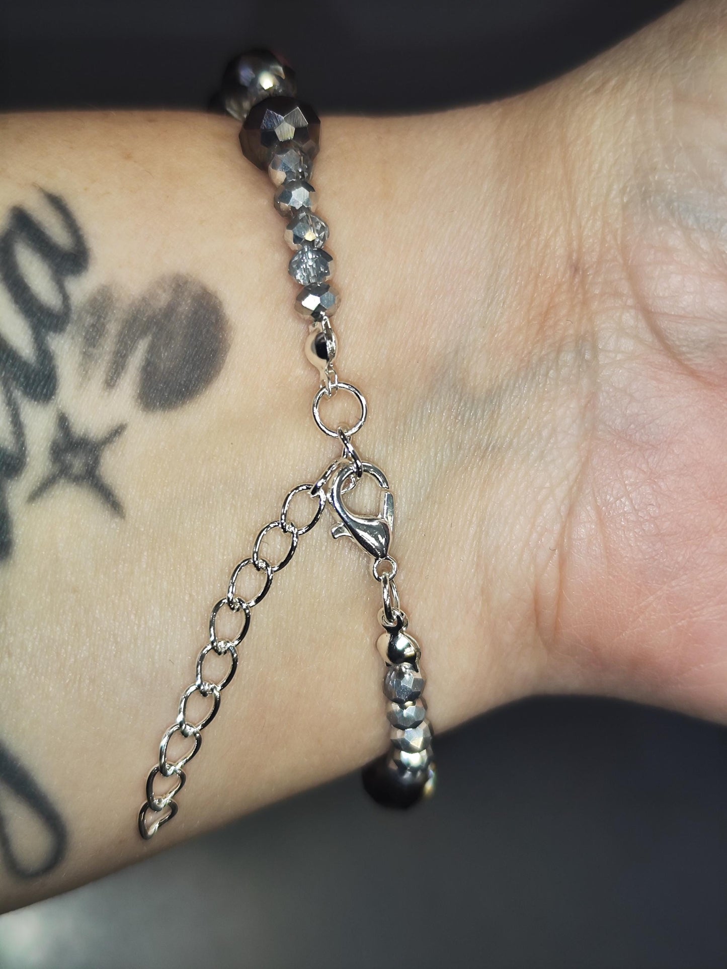 Elegantes Armband aus Glasschliffperlen | Bronze-Violett & Diamantoptik | Verstellbar 16–22 cm | Mit Edelsteinverschluss | Handgemacht |