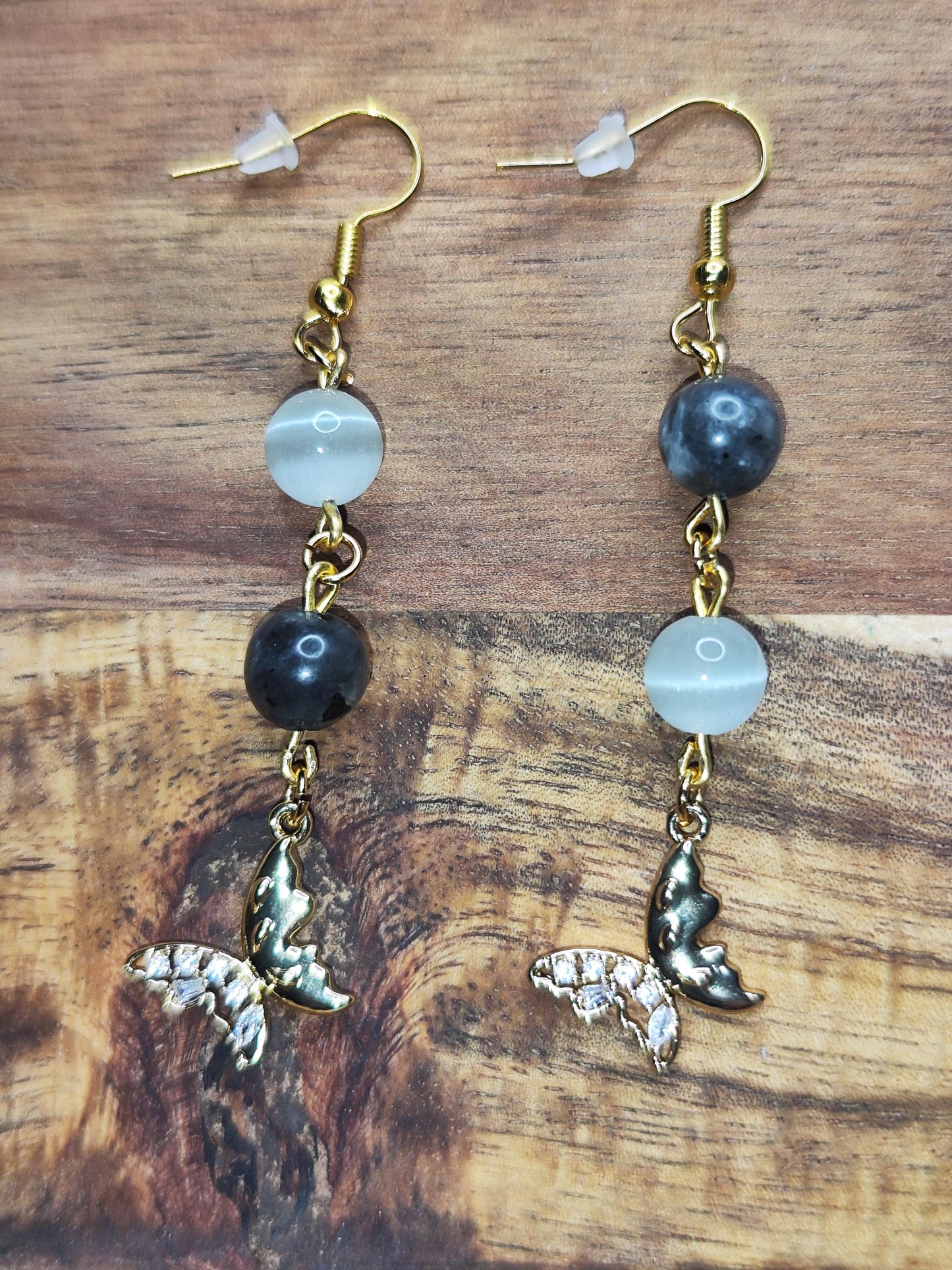 Handgemachte Ohrringe mit Edelsteinperlen & goldenen Schmetterlingen | Elegant u. leicht | Boho / Mystic Style | Geschenkidee