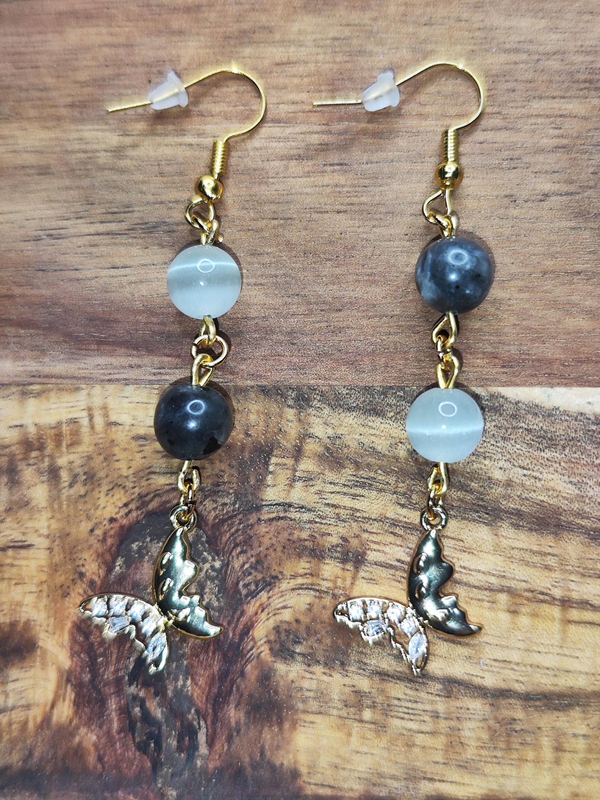 Handgemachte Ohrringe mit Edelsteinperlen & goldenen Schmetterlingen | Elegant u. leicht | Boho / Mystic Style | Geschenkidee