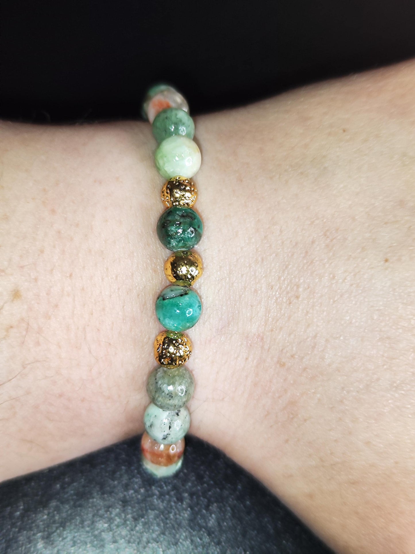 Chrysopras Armband – Naturstein Schmuck – Vergoldete Lavastein Perlen – Handgemacht – Heilstein Schmuck – Geschenk für Sie
