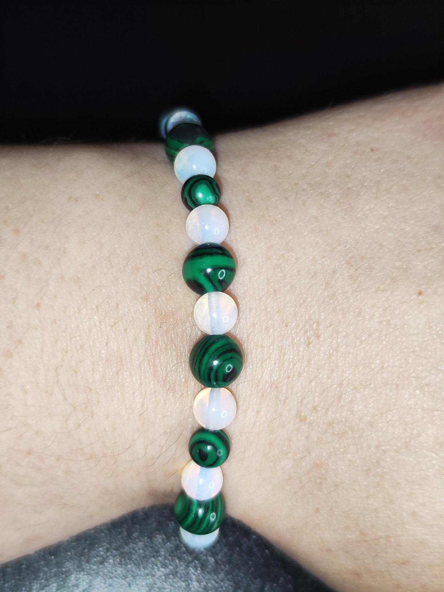 Malachit Opalit Armband – Naturstein Armband – Heilstein Schmuck – Grün & Opalweiß – Handgemacht – Geschenk für Sie