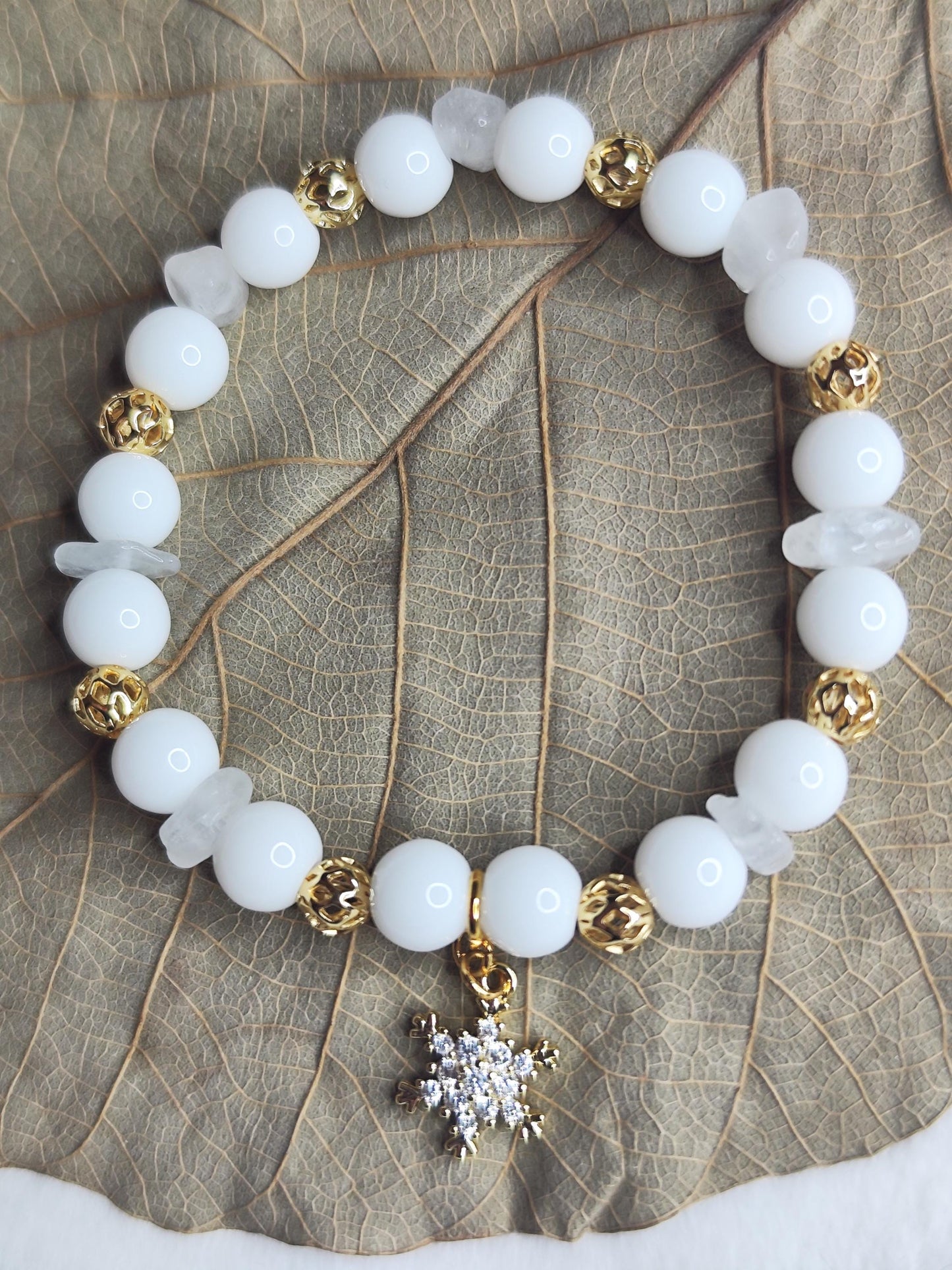 Winter Armband Weißer Achat & Bergkristall | 18k vergoldet | Schneeflocke Charm | Geschenk | Edelsteinarmband handmade | Weiß Gold