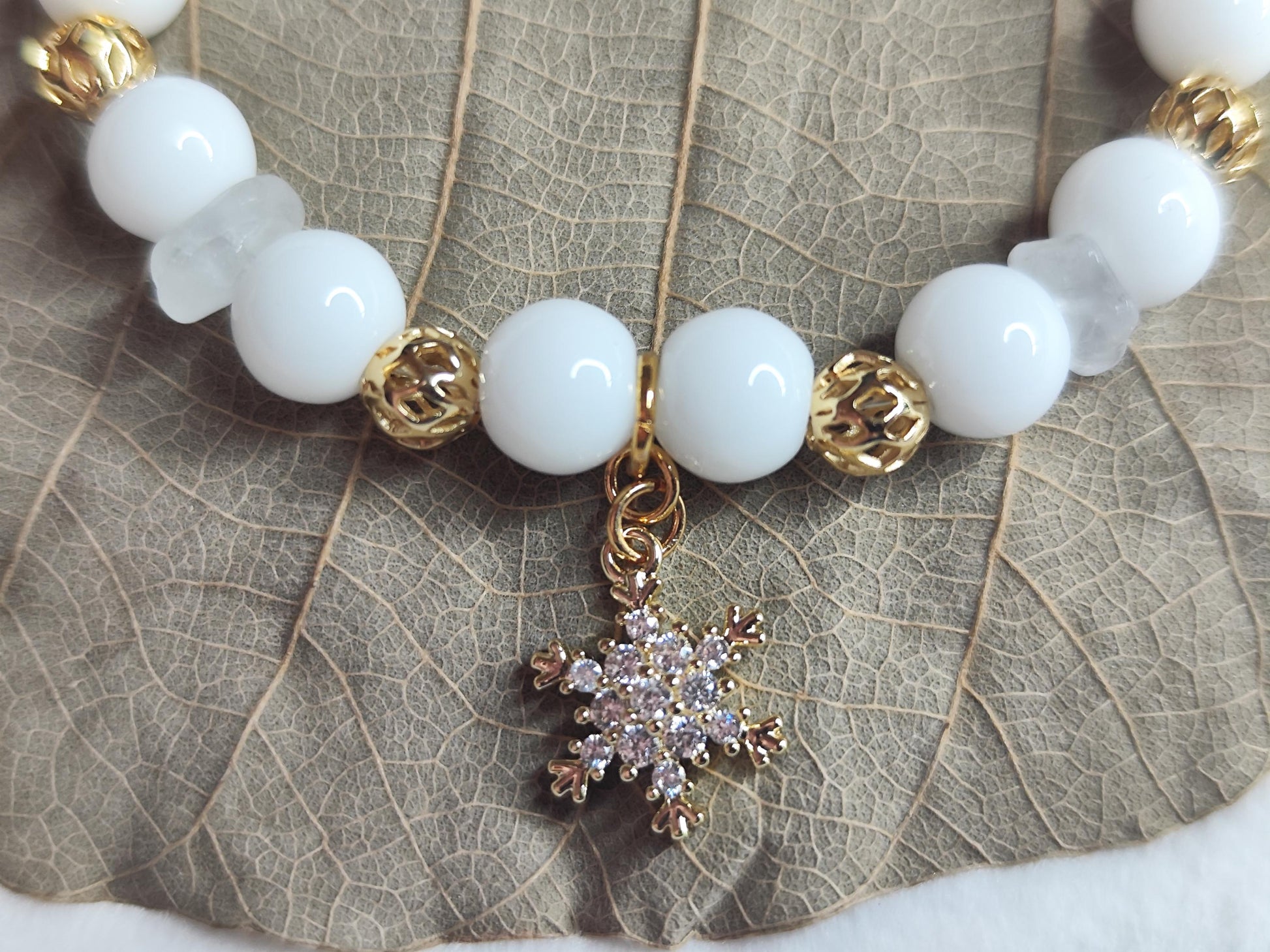 Winter Armband Weißer Achat & Bergkristall | 18k vergoldet | Schneeflocke Charm | Geschenk | Edelsteinarmband handmade | Weiß Gold