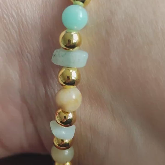 TRUST Armband – mit Edelsteinen, goldfarbenen Perlen, Muschel & Quaste | Boho Schmuck handgemacht