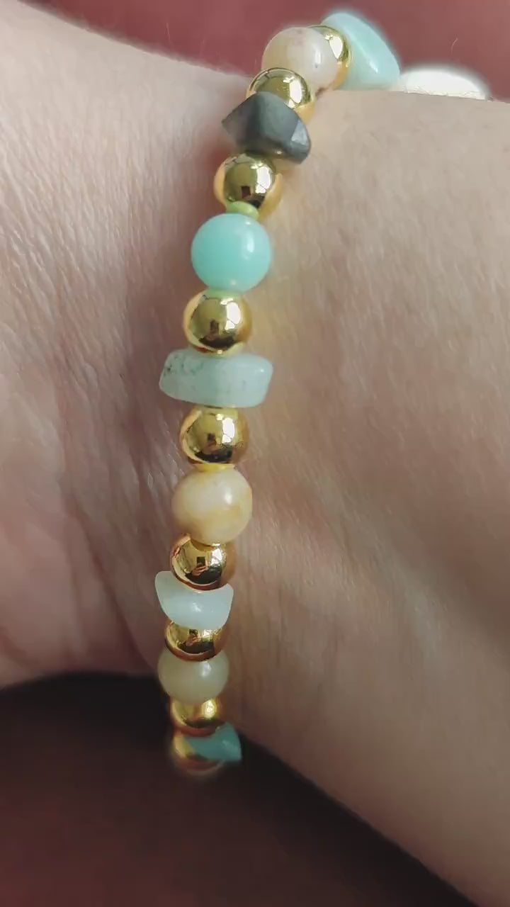 TRUST Armband – mit Edelsteinen, goldfarbenen Perlen, Muschel & Quaste | Boho Schmuck handgemacht