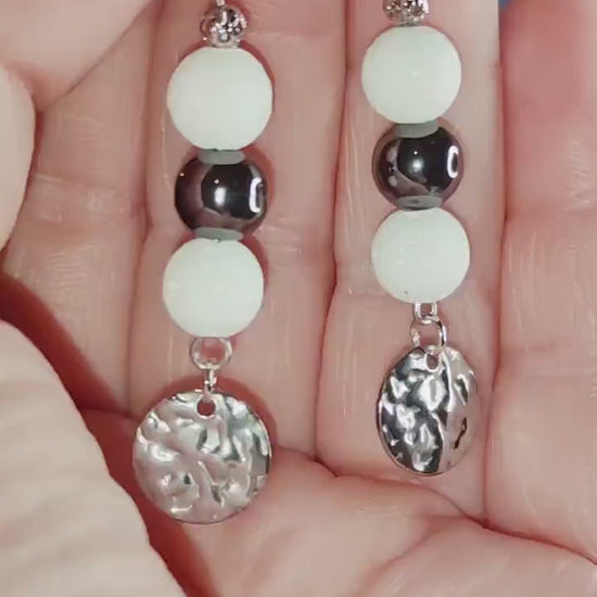 Handgefertigte Ohrringe mit Lavastein & Hämatit – Edelstahl, Schwarz-Weiß, Modern, Boho Stil