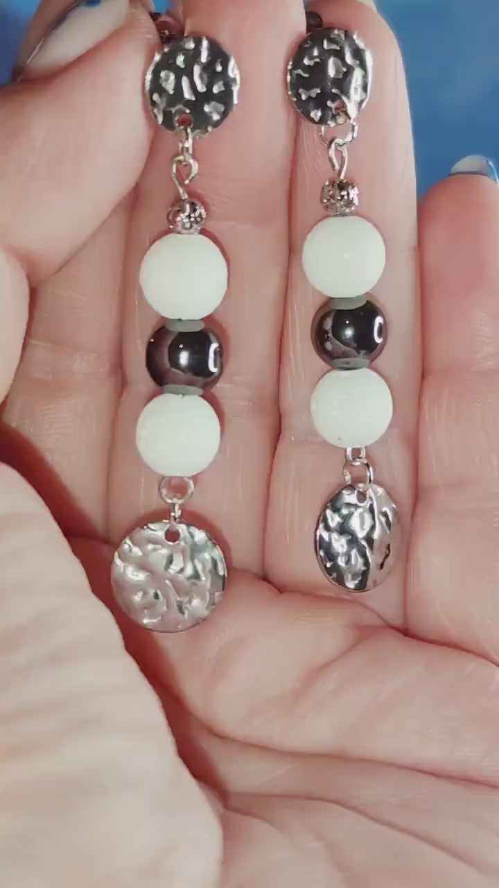 Handgefertigte Ohrringe mit Lavastein & Hämatit – Edelstahl, Schwarz-Weiß, Modern, Boho Stil