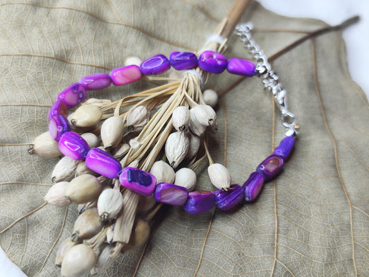 Armband aus violetten Süßwassermuschelperlen – Edelstahlverschluss, verstellbar 17–22 cm | Handgemachter Schmuck